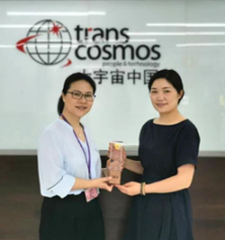 Grace Du, Business Support Department Director of transcosmos China (Left) Tang Lan, Senior Account Manager of 51job (Right)