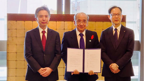 Center: Katsusada Hirose, Governor of Oita Prefecture Right: Kiichiro Sato, Mayor of Oita City Left: Kenshi Matsubara, Director & Senior Executive Managing Officer, transcosmos inc.