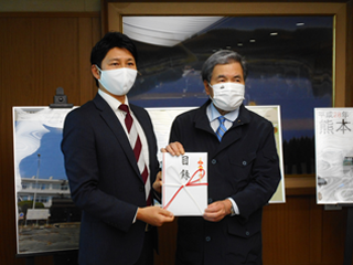 Donation ceremony held on January 15, 2021 Right: Ikuo Kabashima, Governor of Kumamoto Prefecture Left: Kentaro Nishida, Center Manager of BPO Center Kumamoto, BPO Services Headquarters at transcosmos