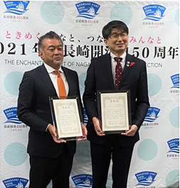 Left: Hiroyuki Uchimura, Senior Corporate Executive Officer, transcosmos Right: Tomihisa Taue, Mayor of Nagasaki City