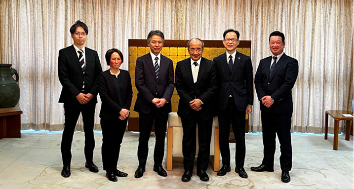 写真左から、トランスコスモス株式会社 九州本部 副本部長 岡村 健（おかむら けん） トランスコスモス株式会社　九州本部 MCMセンターおおいた センター長 小那覇裕子（おなは ゆうこ） トランスコスモス株式会社 取締役 専務執行役員 松原健志（まつばら けんし） 大分県知事 広瀬勝貞（ひろせ かつさだ）様 大分市長 佐藤樹一郎（さとう きいちろう）様 トランスコスモス株式会社 執行役員 田渕和彦