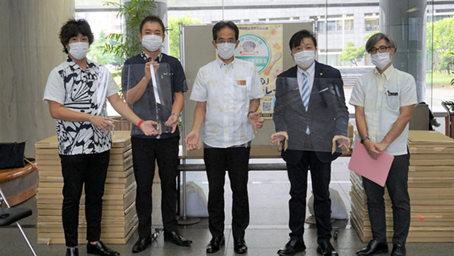 ceremony on May 16, 2022.  From left; Kiyoto Onodera, Unit Chief, Service Division Ⅶ, Digital Customer Communication Sector, DEC Headquarters, transcosmos Kentaro Takahashi, Division Manager, Service Division Ⅶ, Digital Customer Communication Sector, DEC Headquarters, transcosmos Toru Itokazu, Director General, artment of Public Health and Medical Care, Okinawa Prefectural Government Yoichi Suzuki, Chairman, Okinawa Prefecture Restaurant Industry Environmental Health Associations Atsushi Shiroma, Director, Infectious Disease Control Administrative Division, Department of Public and Medical Care, Okinawa Prefectural Government