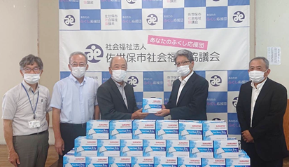 Donation ceremony on August 24, 2022 From left: Hiroaki Yoshinaga, Director-General; Yukihiro Matsuo, Managing Director; Kanji Fukahori, Chairman, Sasebo City Social Welfare Council From right: Tomoharu Kidera; Yoshitsugu Yamamoto, Deputy Center Manager, BCP Center Sasebo, BPO Services Headquarters, transcosmos