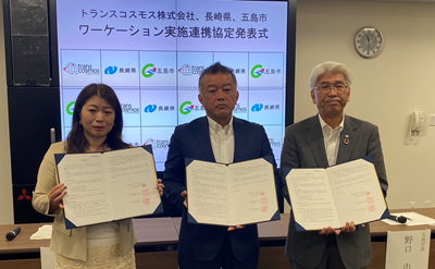 Agreement signing ceremony Left: Yuko Baba, Vice-Governor of Nagasaki Prefecture Center: Hiroyuki Uchimura, Senior Corporate Executive Officer at transcosmos inc. Right: Ichitaro Noguchi, Mayor of Goto City