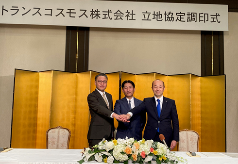 At the ceremony Left: Kengo Oishi, Governor of Nagasaki Prefecture Right: Shiro Suzuki, Mayor of Nagasaki City Center: Masaaki Muta, Representative Director & Co-president, transcosmos inc.