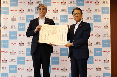 紺綬褒章伝達式の様子