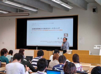 Masashi Hagiwara, Director and Vice President at transcosmos analytics Inc. giving a presentation