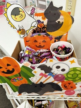 ハロウィンのお菓子とイラストがいっぱい