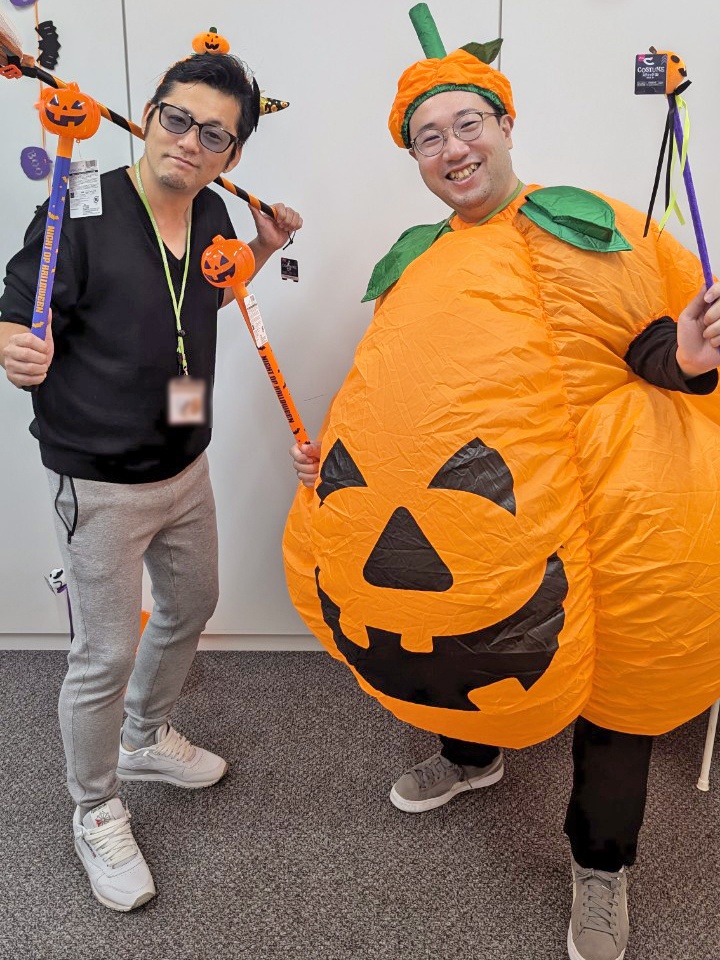 かぼちゃの杖を持った男性とかぼちゃのコスプレをした男性