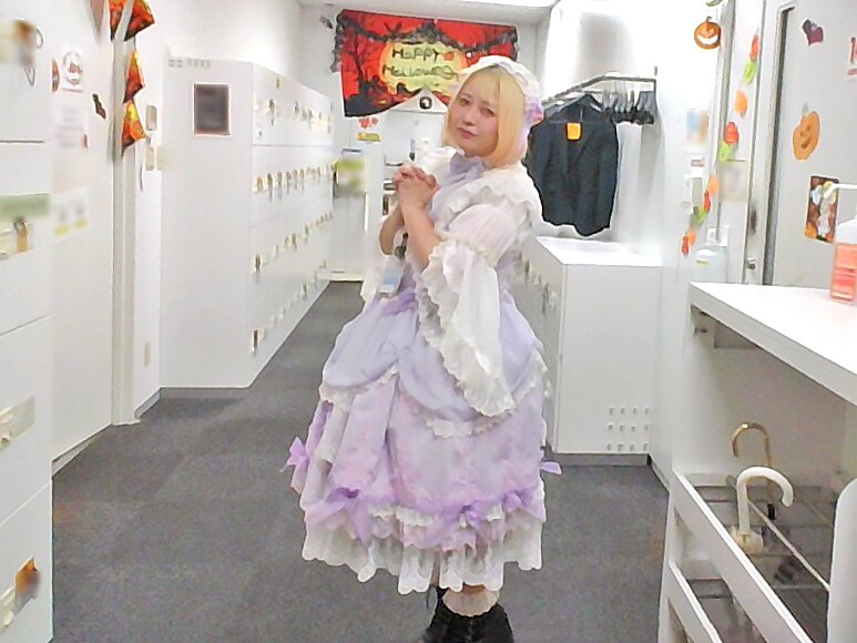 薄紫色のドレスを着た金髪の女性
