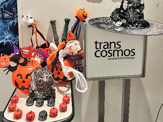 ハロウィンの飾りとトランスコスモスの看板