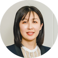 岸本　麻里 氏