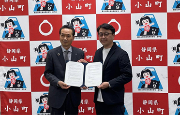 Left: Seiichi Ikeya, Mayor of Oyama town Right: Satoshi Takayama, Corporate Senior Officer/Manager of Government Relations & Public Affairs Division, Business Development Sector, transcosmos inc.