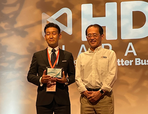 Award ceremony on October 13, 2022 Right: Tatsumi Yamashita, Founder & CEO, HDI-Japan Left: Takeshi Katahira, IT Smart Sourcing Division Manager, BPO Services Headquarters, transcosmos inc.