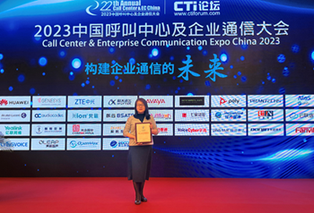 Huang Wenbo, Director, Business Promotion Department, Contact Center Business Unit, transcosmos China at the award ceremony